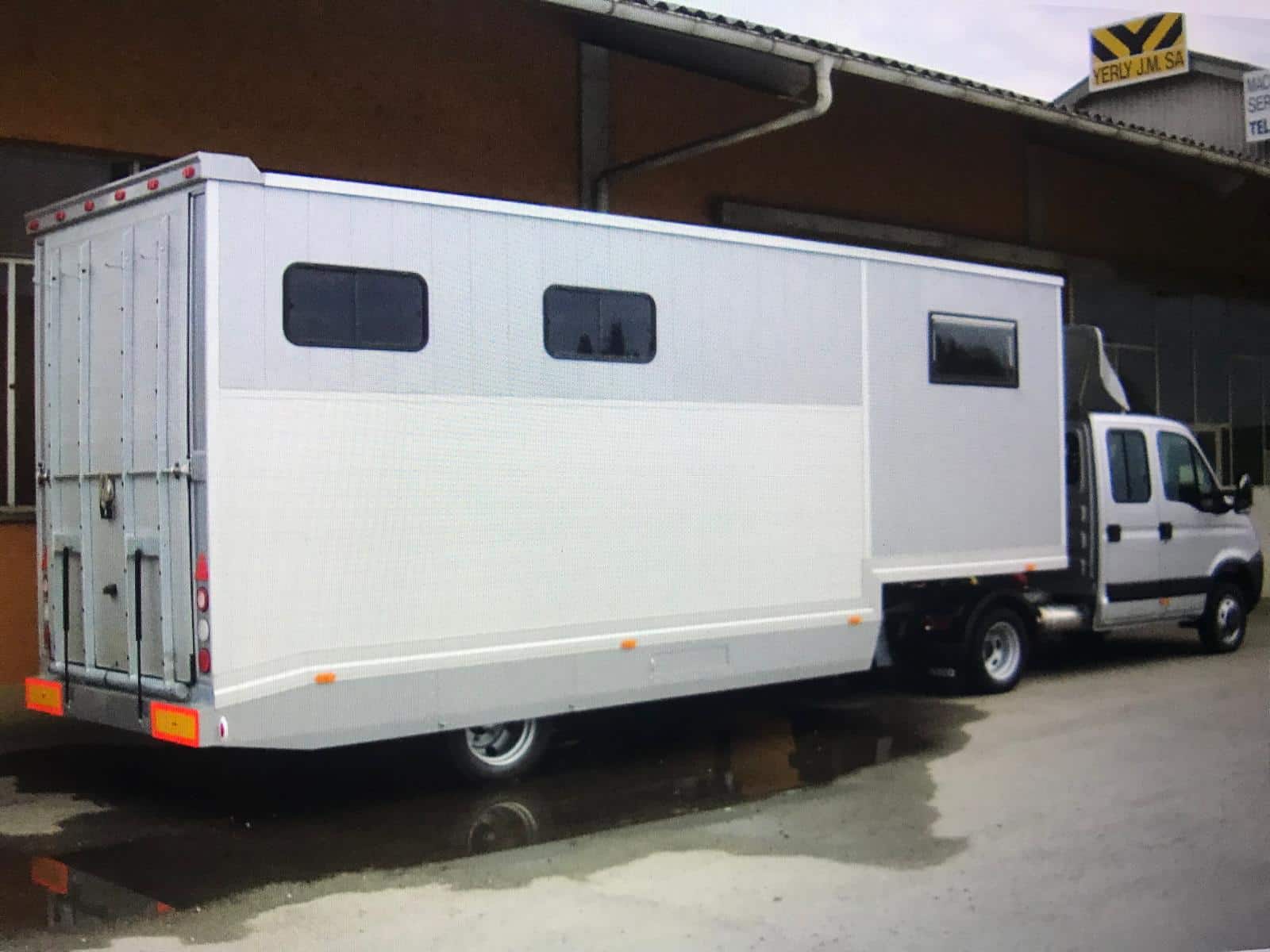 Sattelzug Pferdtransport mit Wohnabteil