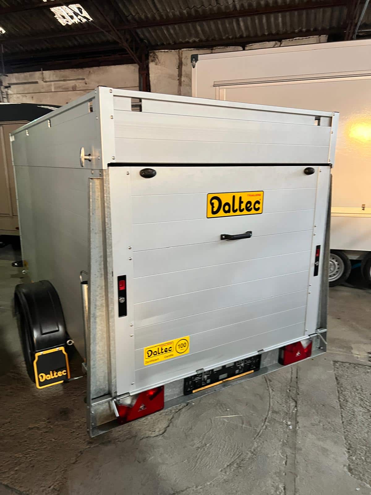 Alukoffer Anhänger mit Klappdeckel (1)