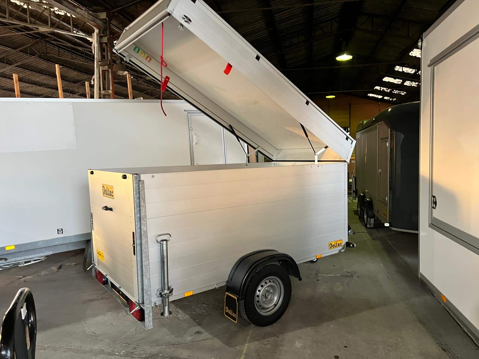 Alukoffer Anhänger mit Klappdeckel (3)