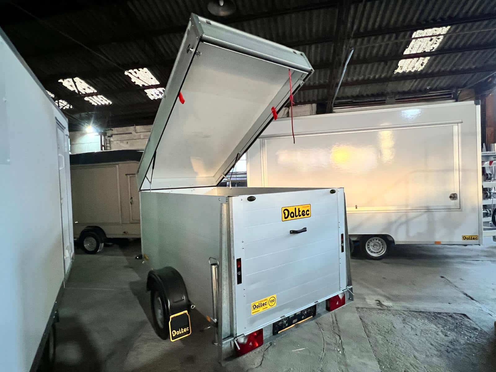 Alukoffer Anhänger mit Klappdeckel (4)